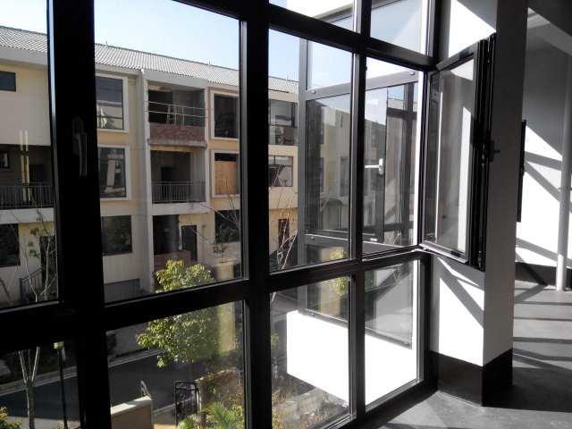 斷橋鋁封陽臺廠家沒選好，終于知道為啥漏水了