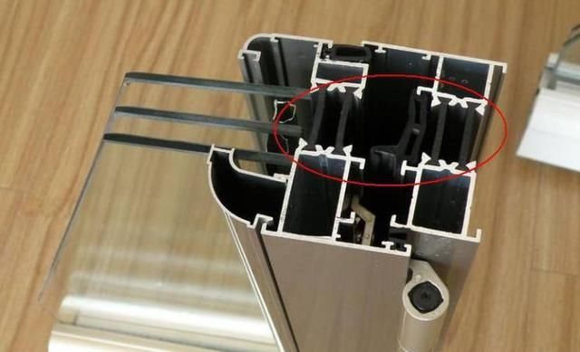 如何區(qū)分?jǐn)鄻蜾X門窗的隔熱條是尼龍還是PVC？