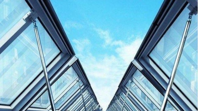 嫌上千塊的斷橋鋁門窗貴，用了幾百元的，住了幾年后我們?cè)趯?duì)比下